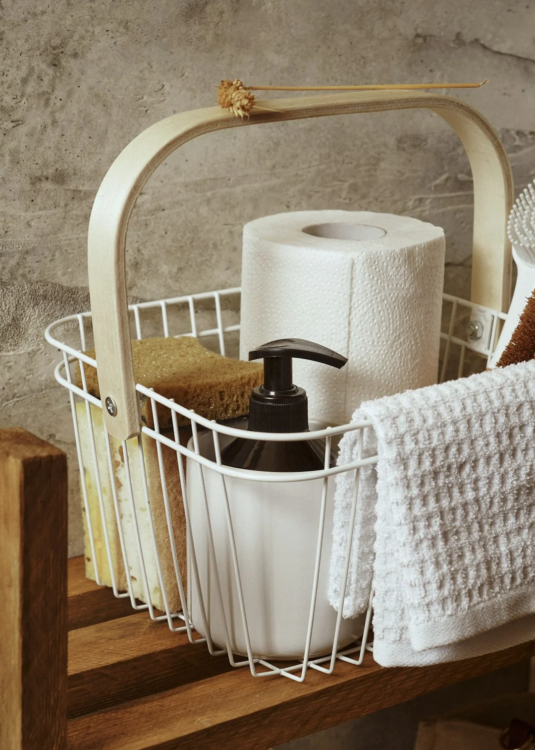 Un agent d’entretien, équipé d’une combinaison de protection et de gants, passe l’aspirateur dans un salon moderne.